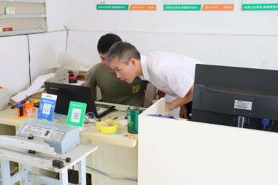 江華瑤族自治縣商務(wù)局程達(dá)明局長(zhǎng)實(shí)地考察鎮(zhèn)、村級(jí)電商服務(wù)站點(diǎn)建設(shè)情況